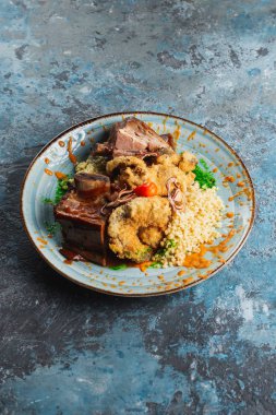 Salata ve bulgur ile fırında et