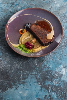 Fasulye püresi ve kızarmış ekmek.