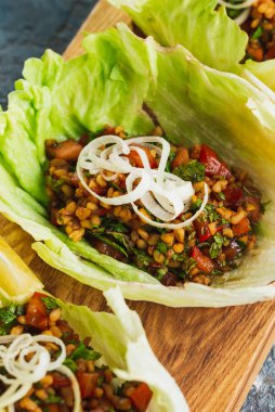 Marul yapraklı çeşitli sebzeler.