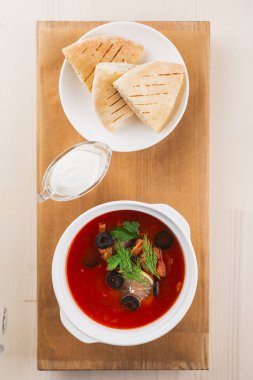 Domatesli tavuk çorbası ve maydanoz.