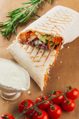 ahşap tahta üzerinde lezzetli döner kebap