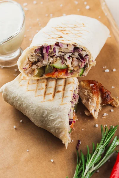 Pyszne Kebab Doner Drewnianej Płycie — Zdjęcie stockowe