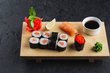 Lezzetli suşi seti, Japon yemekleri.