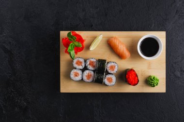 Lezzetli suşi seti, Japon yemekleri.