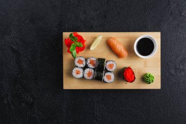 Lezzetli suşi seti, Japon yemekleri.