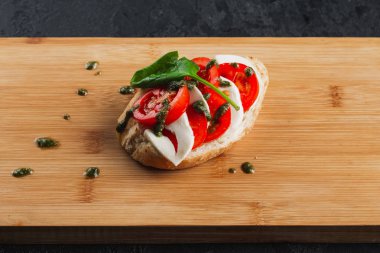 Tahtada domatesli bruschetta ve mozzarella.