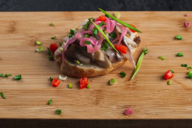 Tahtada balık ve otlu bruschetta.