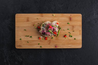 Tahtada balık ve otlu bruschetta.