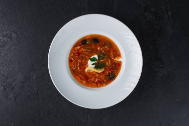 Domates ve sebzeli tavuk çorbası.