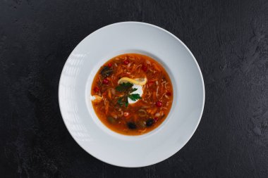 Domates ve sebzeli tavuk çorbası.