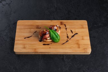 Tahtada balık ve otlu bruschetta.