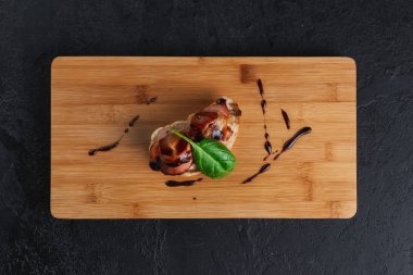 Tahtada balık ve otlu bruschetta.