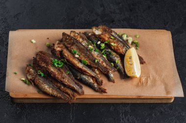 Tahtada limon ve otlu ızgara balık.