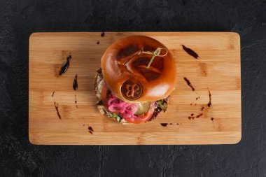 Lezzetli hamburger, domates ve biftek. 