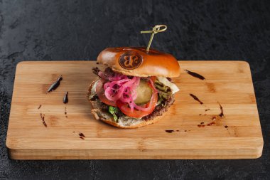 Lezzetli hamburger, domates ve biftek. 