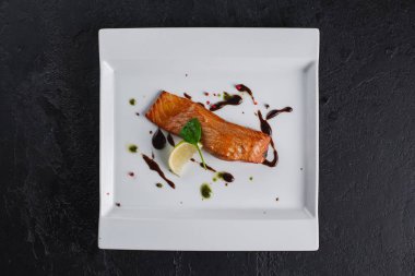 Beyaz tabakta soslu somon balığı