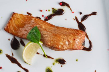 Beyaz tabakta soslu somon balığı