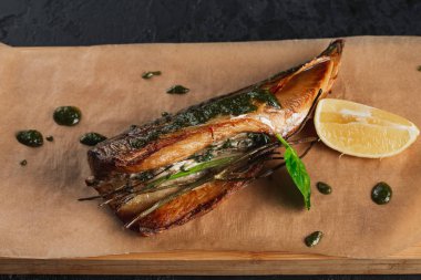 Tahtada limon ve otlu ızgara balık.