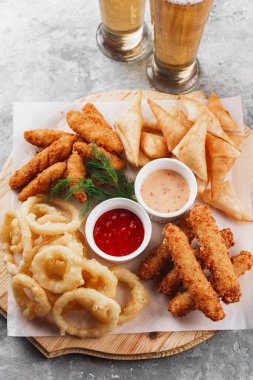 patates kızartması, kızarmış tavuk, kruton ve sos 