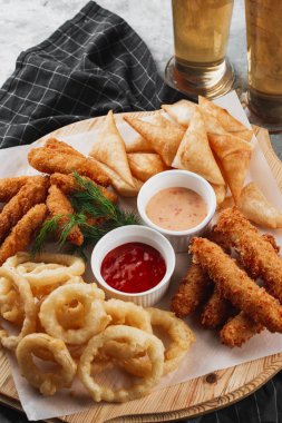 patates kızartması, kızarmış tavuk, kruton ve sos 