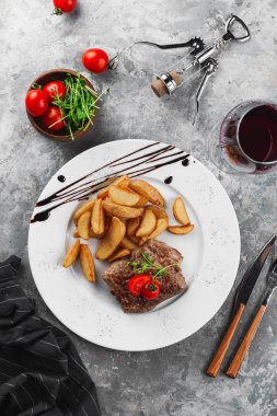 Patates ve domatesli lezzetli et.