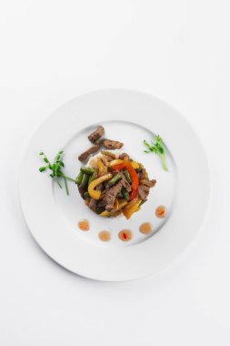 beyaz tabakta sebze ve et ile pirinç 