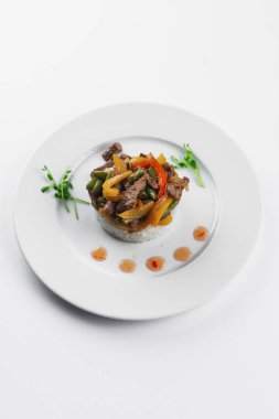 beyaz tabakta sebze ve et ile pirinç 