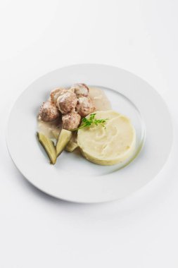 Beyaz tabakta patates püresi ve köfte.
