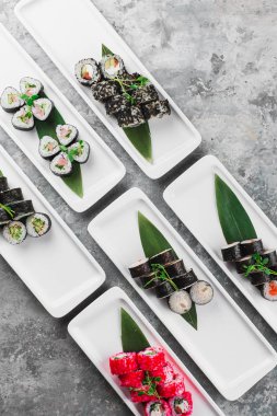 Beyaz arka planda lezzetli suşi ruloları, Japon yemekleri