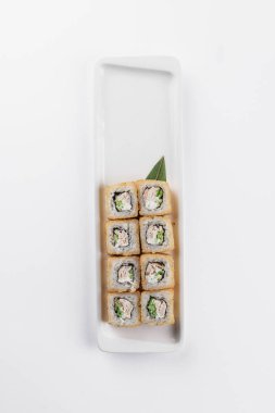 Beyaz arka planda lezzetli suşi ruloları, Japon yemekleri
