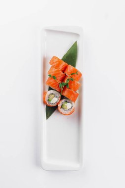 Beyaz arka planda lezzetli suşi ruloları, Japon yemekleri