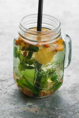 Naneli ve limonlu cam kavanozda bitki çayı.