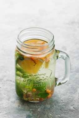 Naneli ve limonlu cam kavanozda bitki çayı.