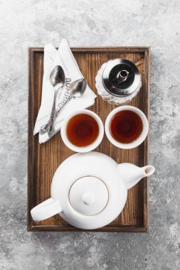 Çaydanlık, çay fincanı ve kaşıklar.