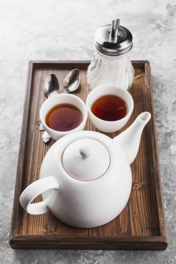 Çaydanlık, çay fincanı ve kaşıklar.