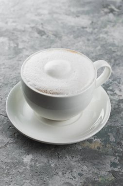 Masanın üzerinde bir fincan kahve.