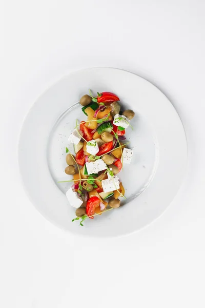 Saláta Olajbogyóval Sajttal Fehér Tálcán — Stock Fotó
