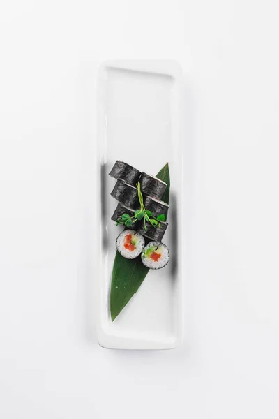 Gustosi Involtini Sushi Sfondo Bianco Cibo Giapponese — Foto Stock