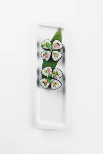 Chutné Sushi Rolky Bílém Pozadí Japonské Jídlo — Stock fotografie