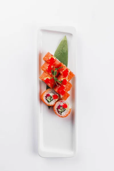 白い背景においしい寿司ロール 日本料理 — ストック写真