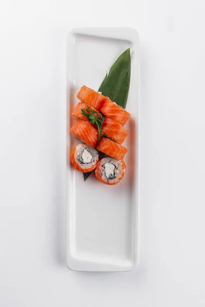 Sabrosos Rollos Sushi Sobre Fondo Blanco Comida Japonesa —  Fotos de Stock