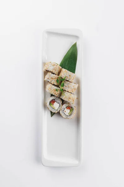 Вкусные Суши Роллы Белом Фоне Японская Еда — стоковое фото