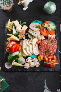 Suşi ve sebzeler masada.