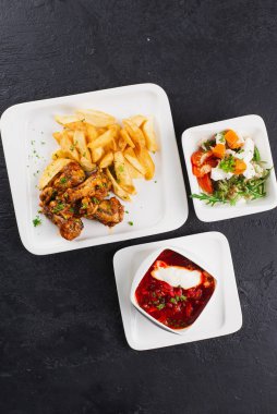 Pirinç soslu ve peynirli Japon mutfağı.