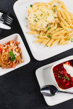 Siyah masa görünümünde farklı yemekler