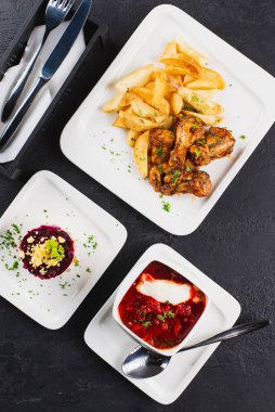 Siyah masa görünümünde farklı yemekler