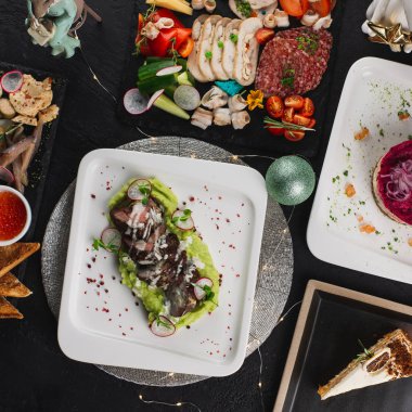 Siyah masa görünümünde farklı yemekler