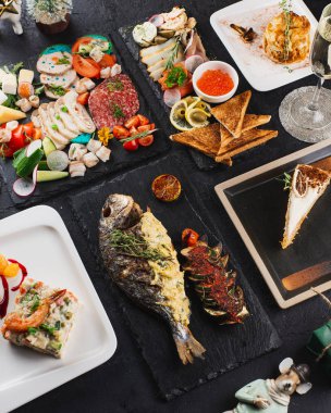 Deniz ürünleri ve sebzeli sağlıklı kahvaltı.