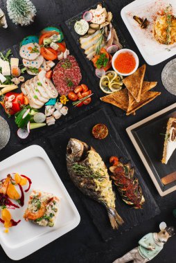 Siyah masa görünümünde farklı yemekler