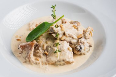 Beyaz soslu ızgara balık. 